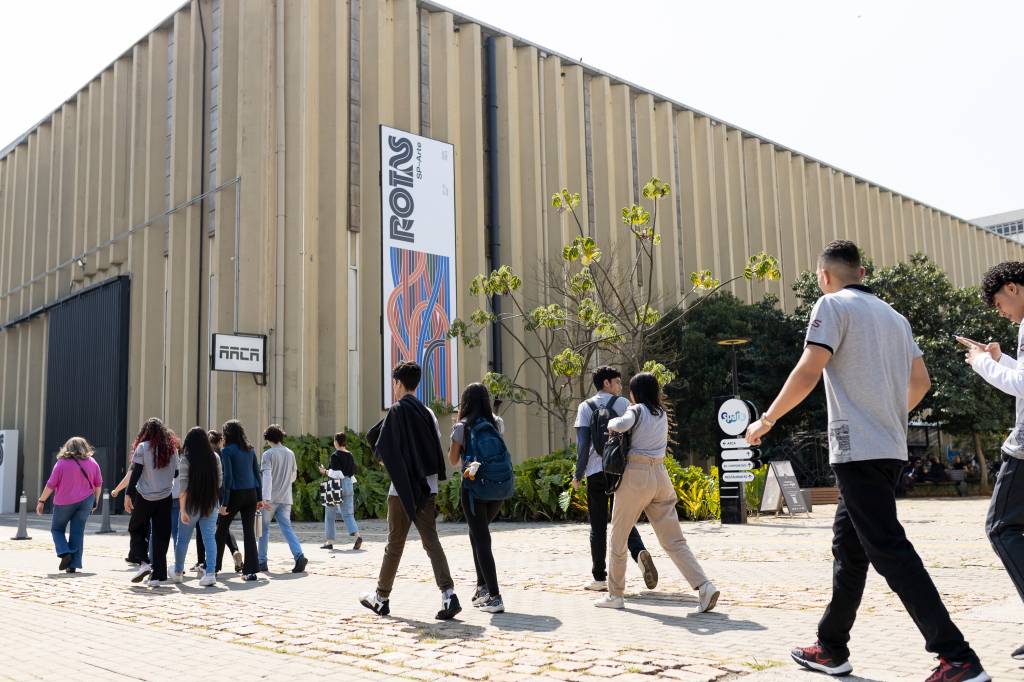 Estudantes da rede pública produzem desenhos na SP-Arte Rotas