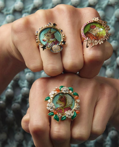 Dois pulsos com anéis estampados