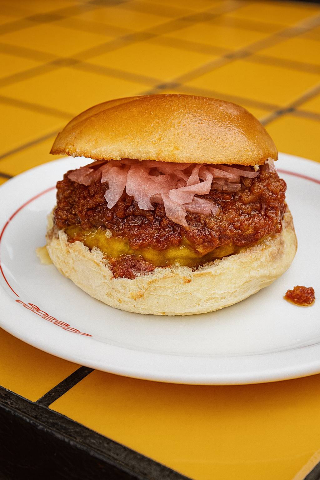 hambúrguer em cima de mesa amarela