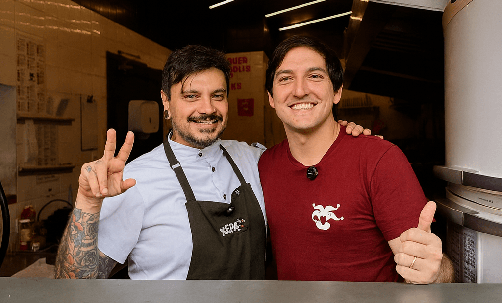 Dois homens sorrindo