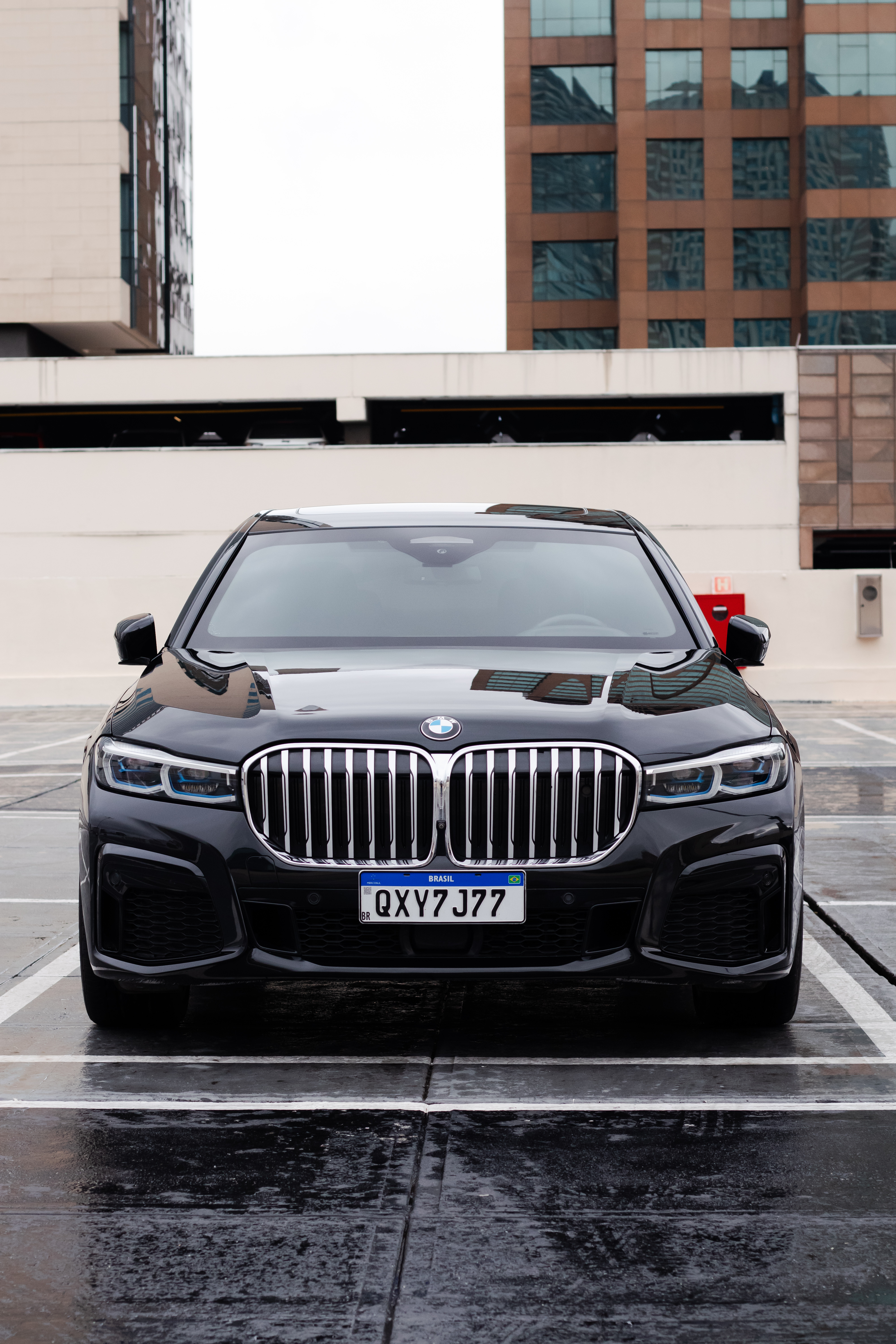 Carro blindado e banco com massagem: no app Rhino