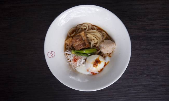 Jojo Ramen de Pinheiros aposta em pratos com frutos do mar