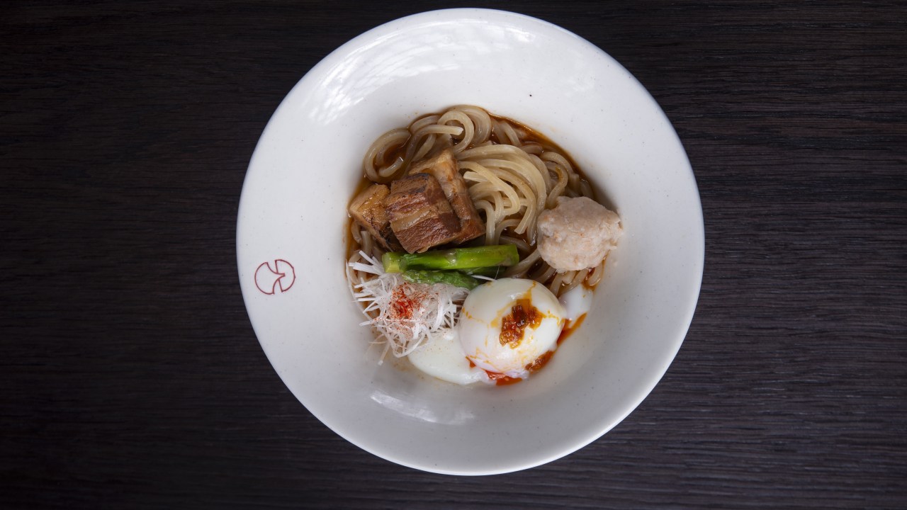 Prato com macarrão e carne e outros itens