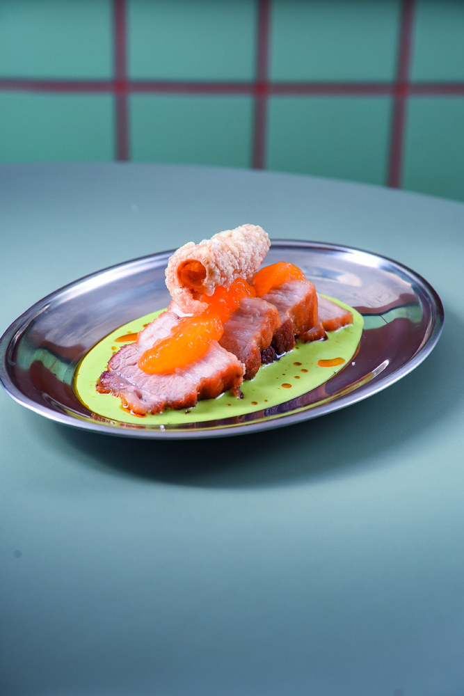 Carne com molho no prato de alum&iacute;nio