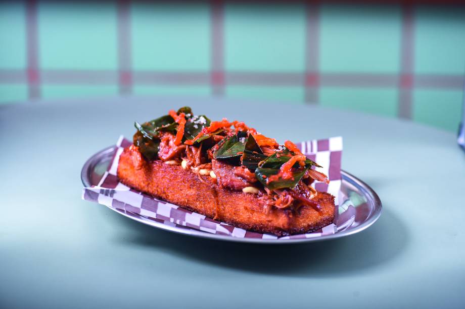 Lena: broa com frango e ora-pro-nobis