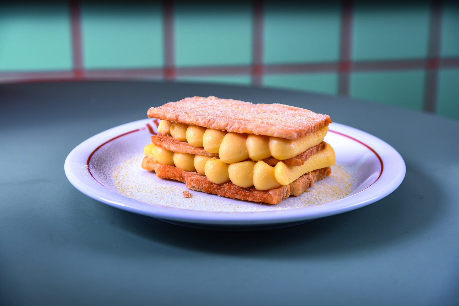 Doce em cima de prato branco