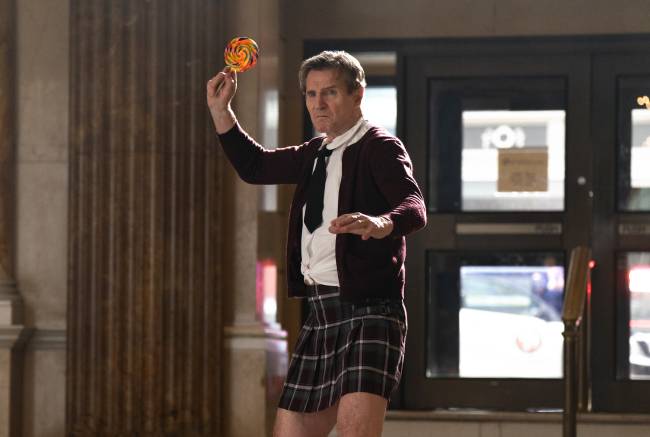 Liam Neeson no papel de Frank Drebin Jr. em ‘Corra que a Polícia Vem Aí!’ Liam Neeson no papel de Frank Drebin Jr. em 'Corra que a Polícia Vem Aí!'
