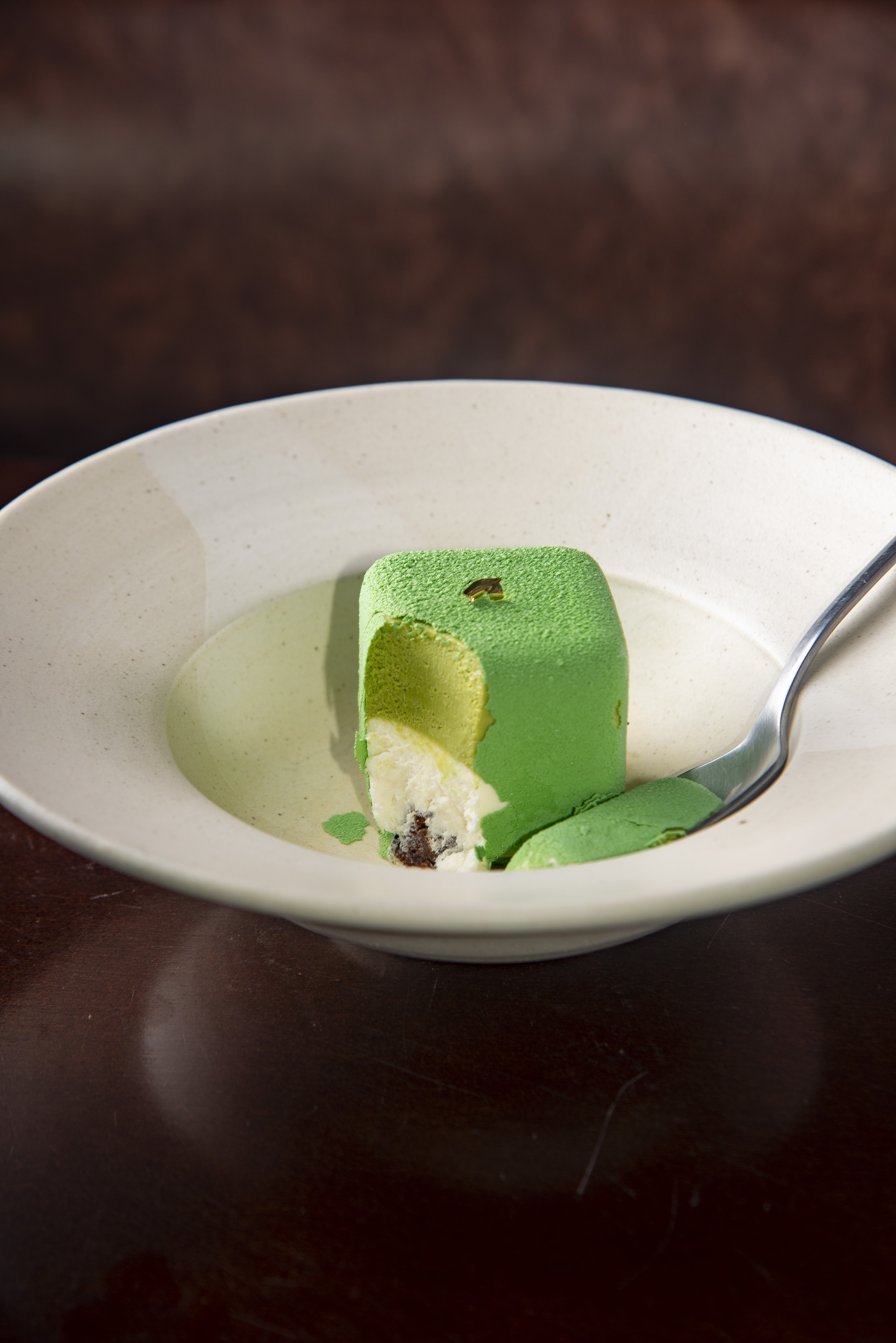 Doce verde em cima de prato branco