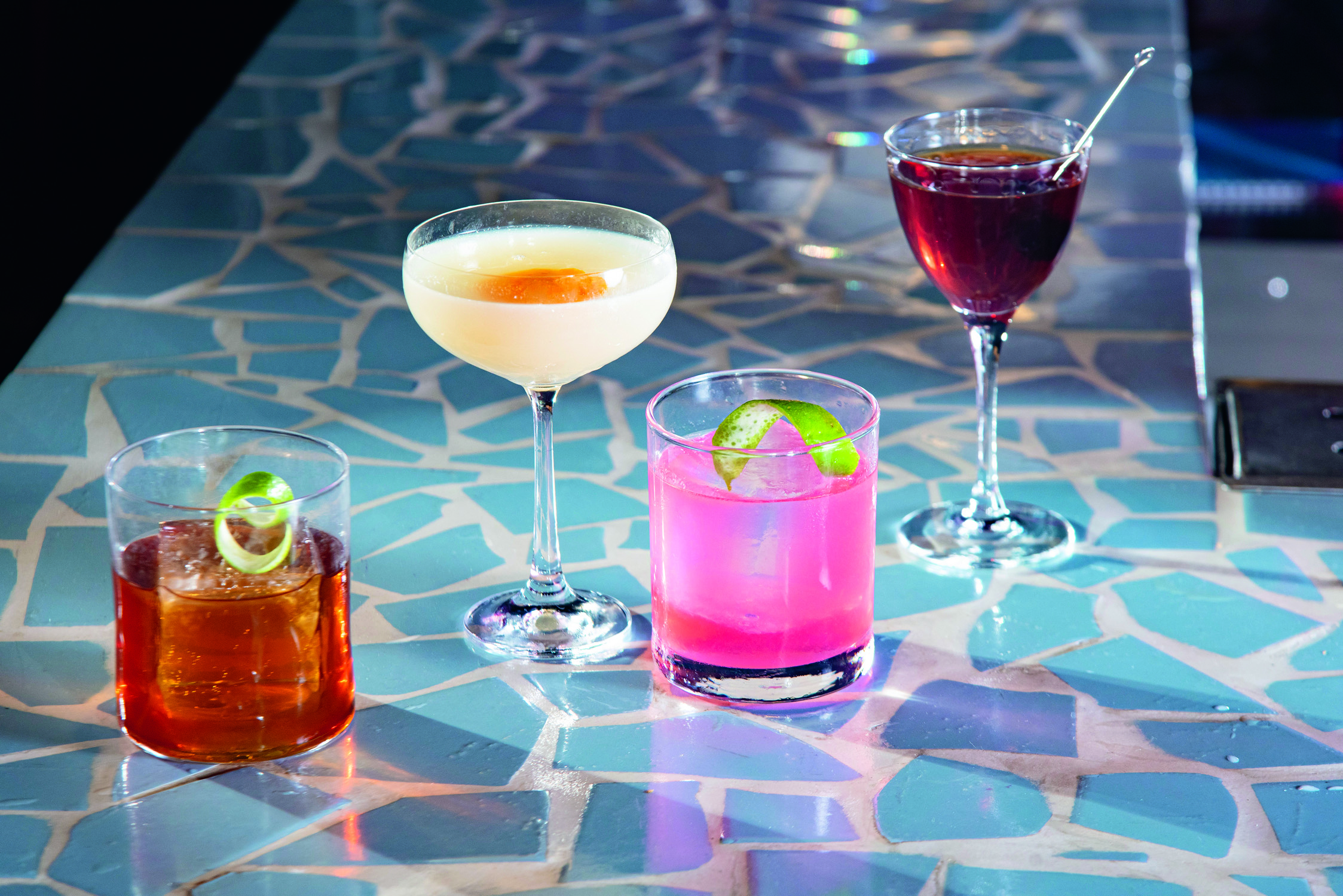 Drinks do bar Raio que o Parta: bombeirinho, rabo de galo, cocais, rob roy