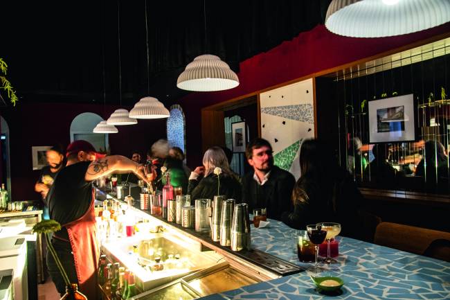 Bar de coquetelaria se esconde em floricultura da Barra Funda