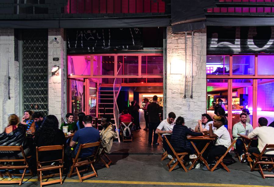 Suei: espaço com mesas na calçada na Barra Funda