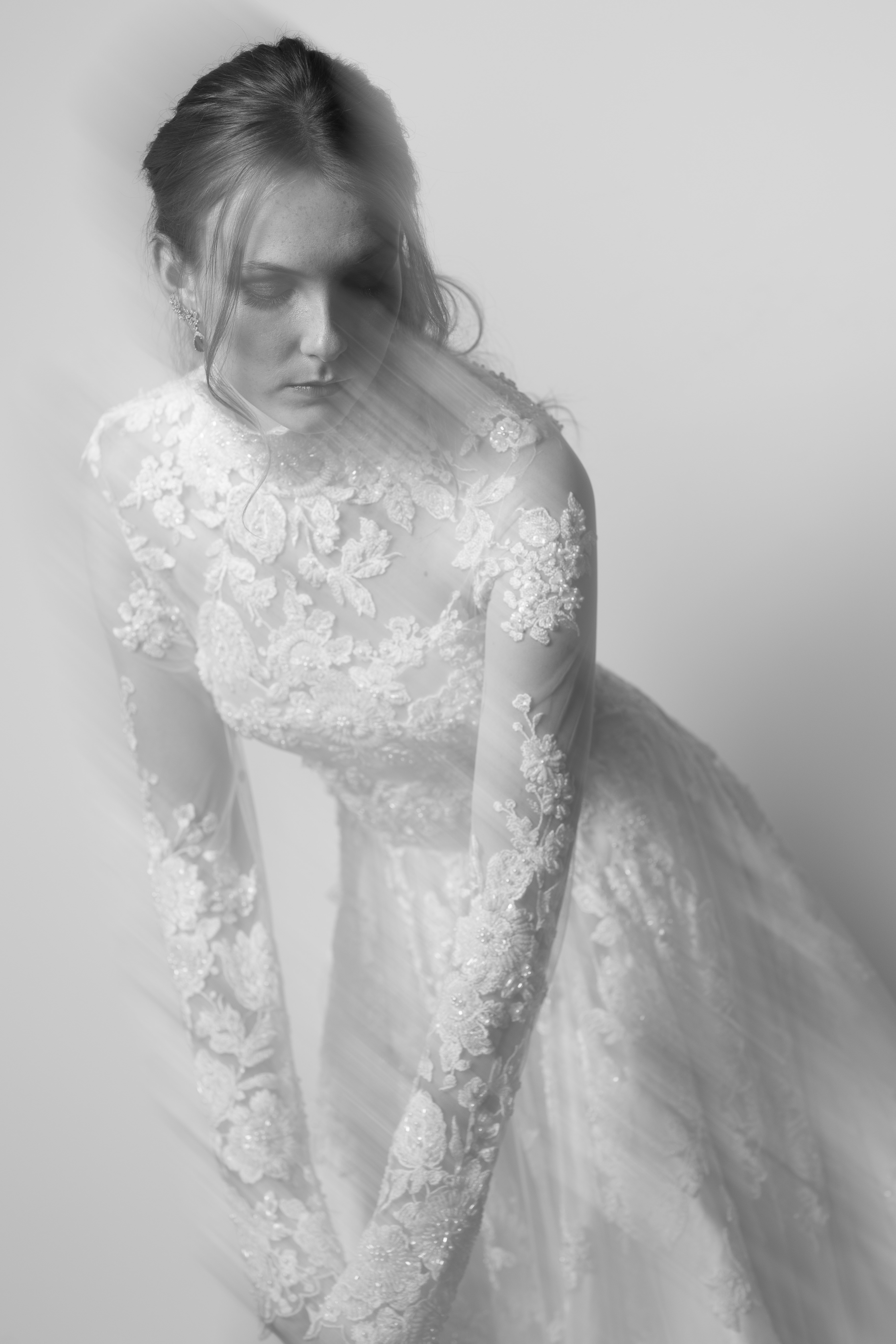 Vestido de noiva inteiramente trabalhado em renda bordada sobre tule ilusion, modelo que est&aacute; voltando com tudo por causa da renda bordada. Tem gola alta e mangas longas