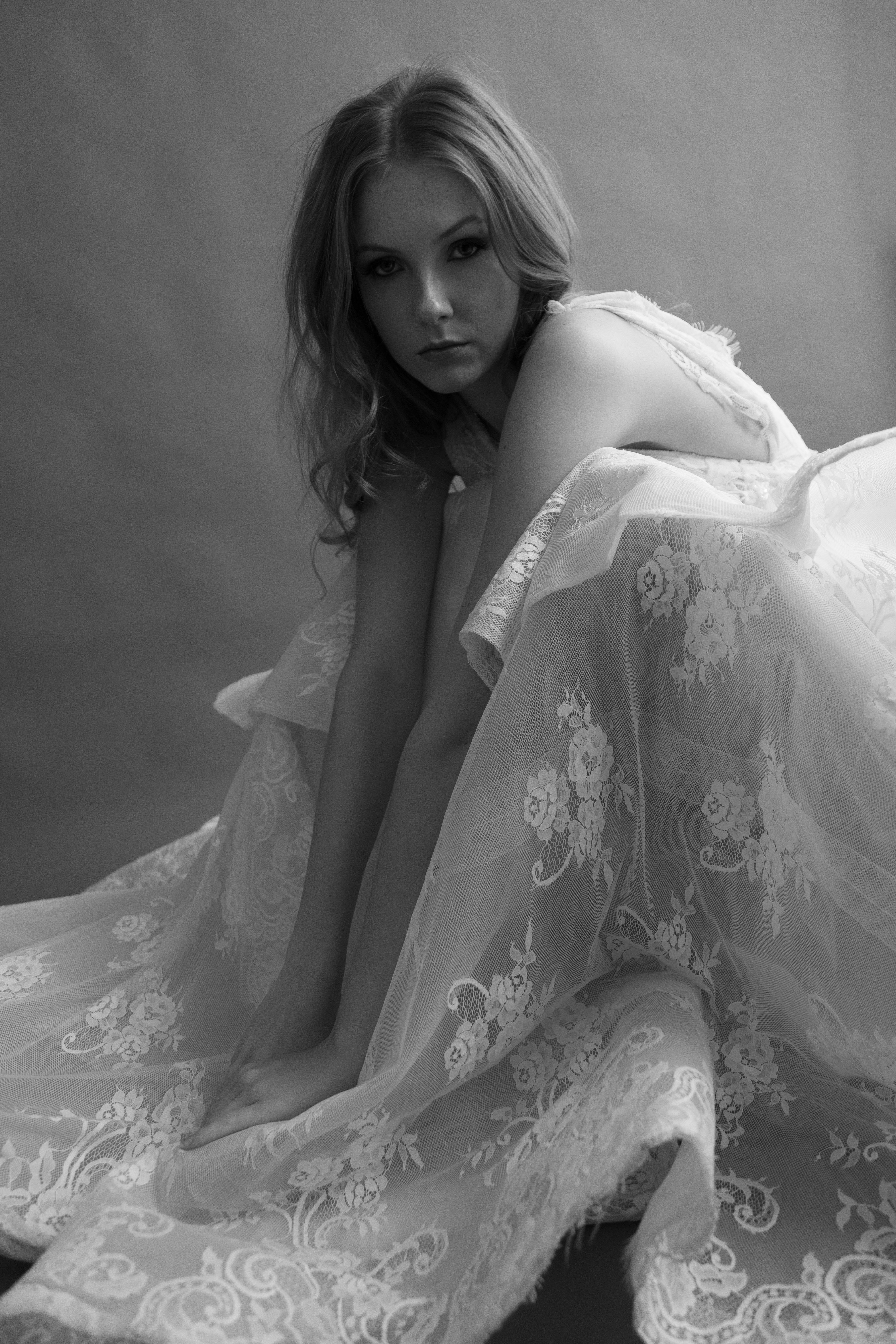 Vestido de noiva rom&acirc;ntico, confeccionado em renda francesa bordada &agrave; m&atilde;o, com saia estruturada em crinol, que proporciona volume e eleg&acirc;ncia. O jogo de camadas cria um efeito dram&aacute;tico, traduzindo uma tend&ecirc;ncia cada vez mais desejada pelas noivas de 2025 e 2026