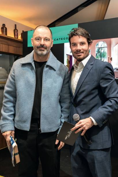 Mauricio Arruda, vencedor na categoria Casa, e Andr&eacute; Secchin, CEO da CASACOR