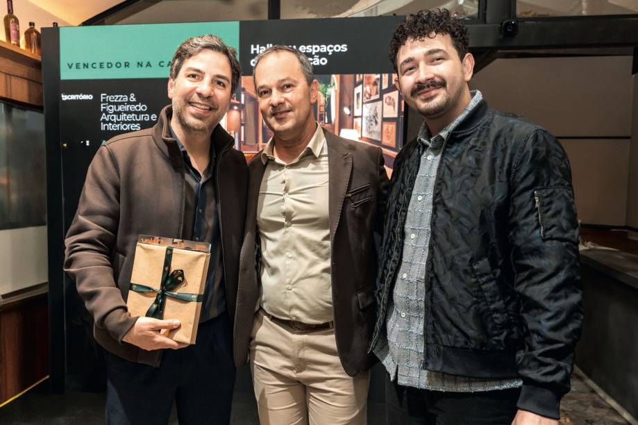 Fabr&iacute;cio Frezza e Gabriel Figueiredo, ganhadoresde Hall ou Espa&ccedil;o de Circula&ccedil;&atilde;o, e Mattheus Goto