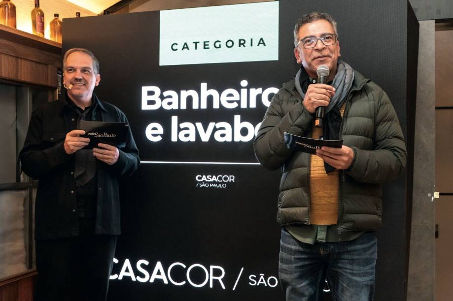 O mestre de cerim&ocirc;nias, Arnaldo Loren&ccedil;ato, e Pedro Ariel Santana