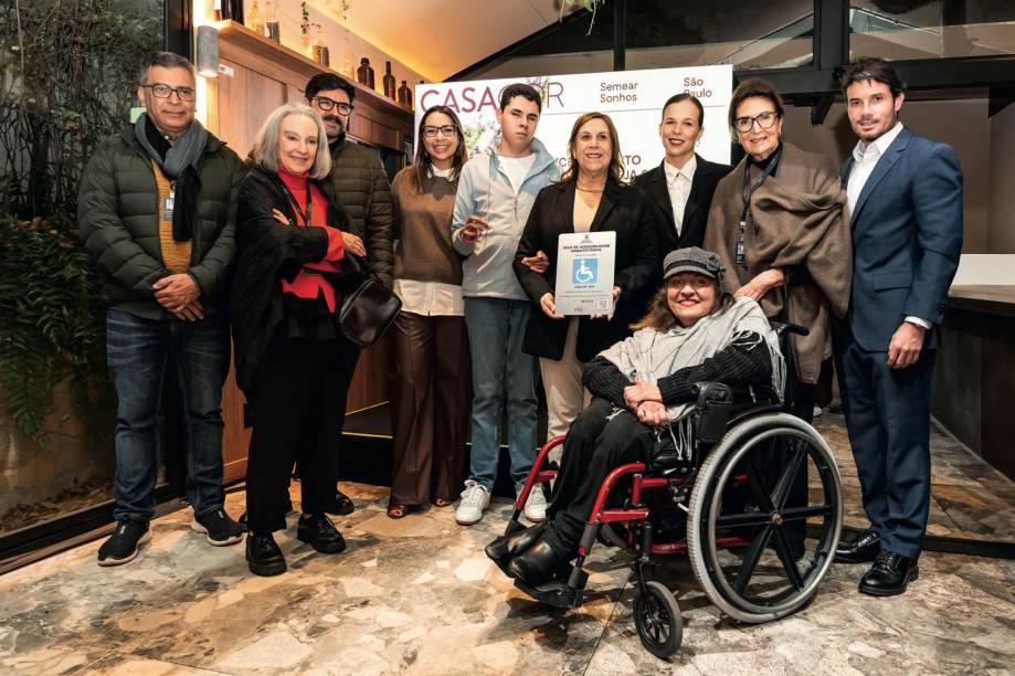 A secret&aacute;ria municipalda Pessoa com Defici&ecirc;ncia,Silvia Grecco, entrega certifica&ccedil;&atilde;oaos curadores e convidados