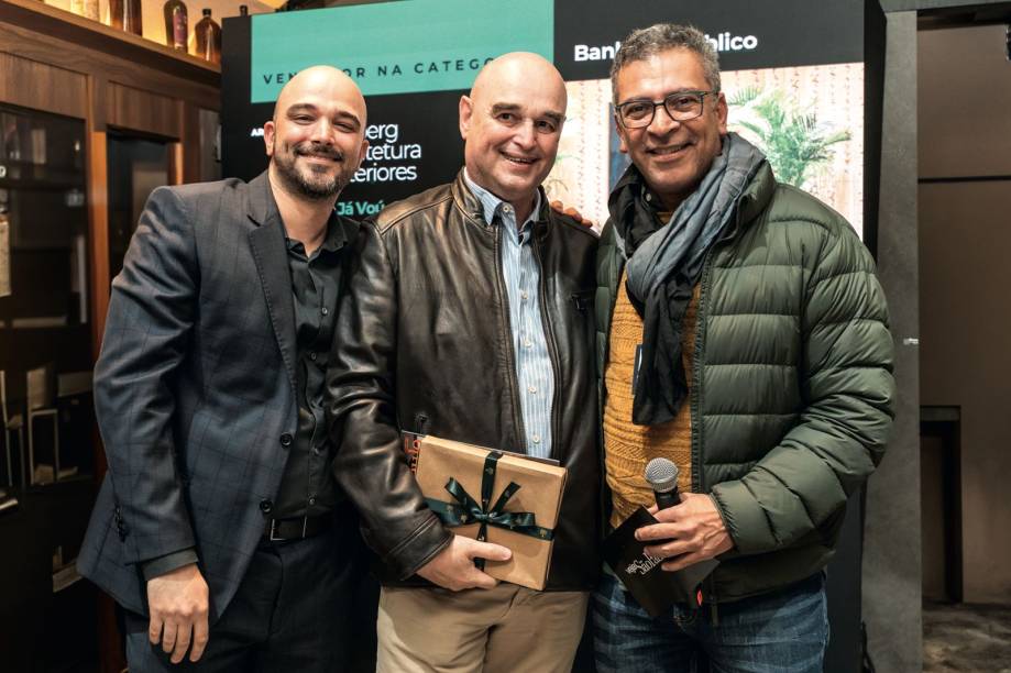 Felipe e Eloy Fichberg, arquitetos do melhor BanheiroP&uacute;blico da mostra, com Pedro Ariel Santana