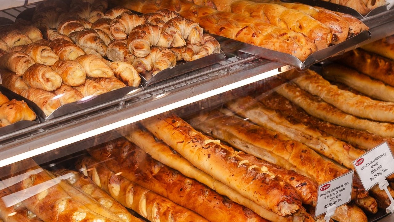 Vitrine com pães e folhados