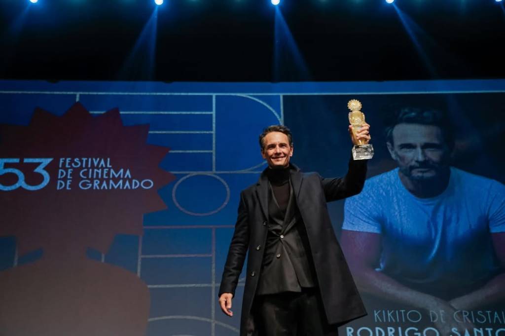Rodrigo Santoro brilha no Festival de Gramado com homenagem histórica