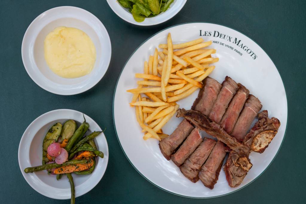 Les Deux Magots lança prato do dia e carnes no braseiro