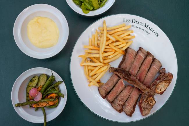 Les Deux Magots lança prato do dia e carnes no braseiro