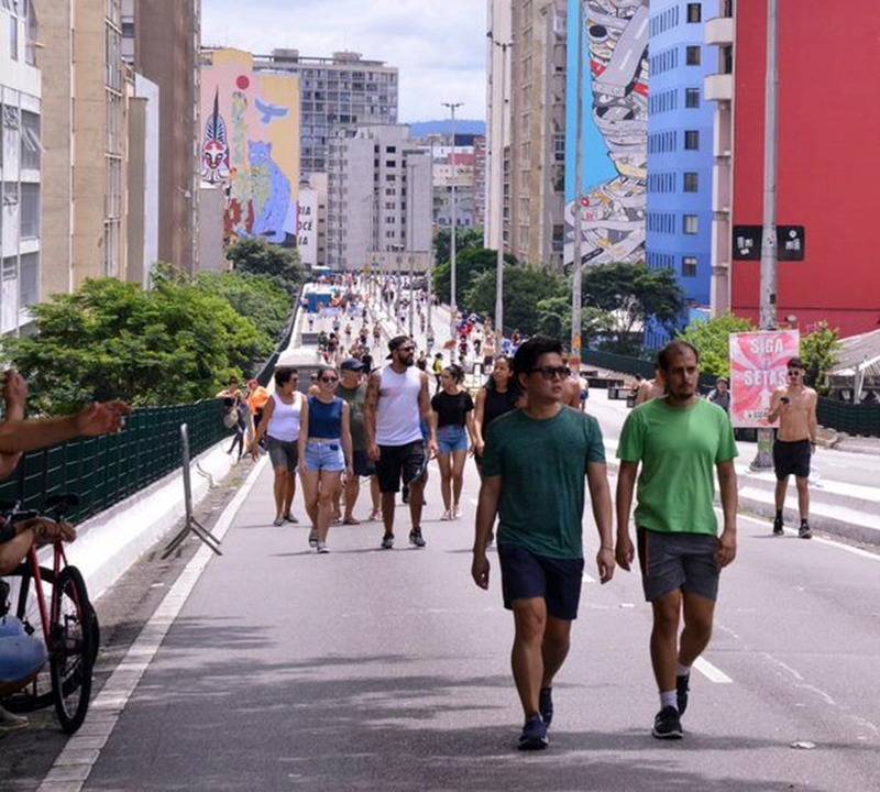 Feriado em SP: Minhocão é opção de lazer com acesso aberto para pedestres e cinema ao ar livre