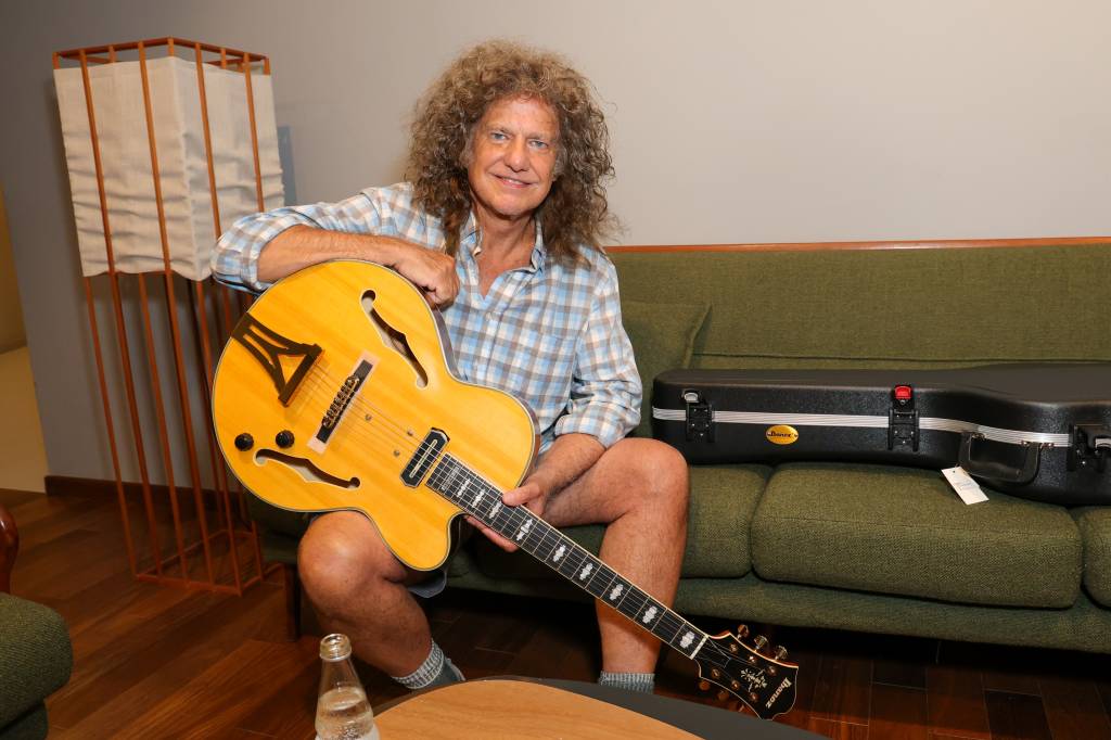 Após shows em São Paulo, Pat Metheny leiloa guitarra autografada