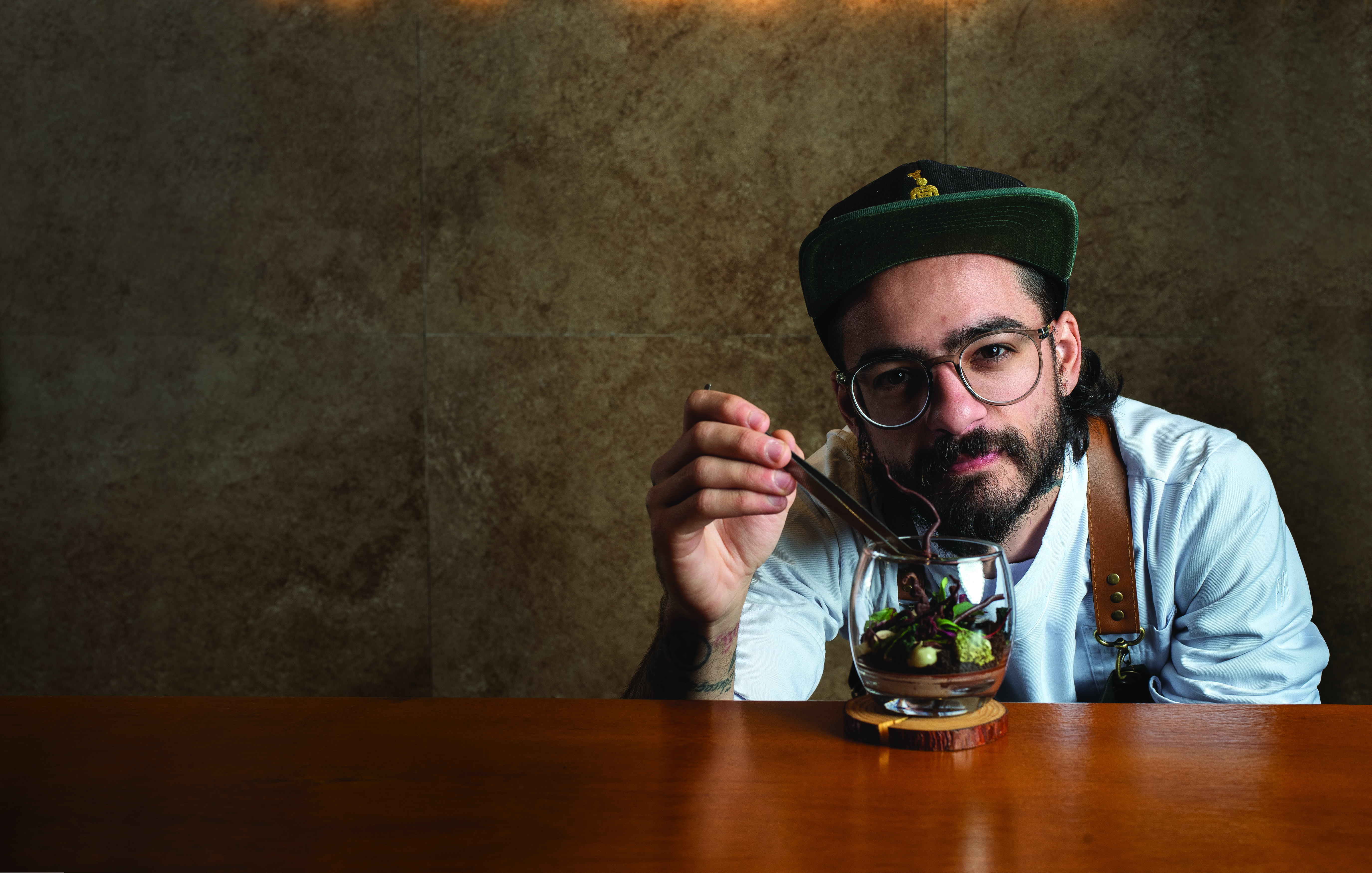 Homem finalizando terr&aacute;rio sobremesa