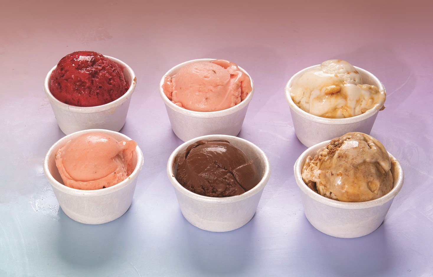 Sorvetes coloridos em copinhos brancos