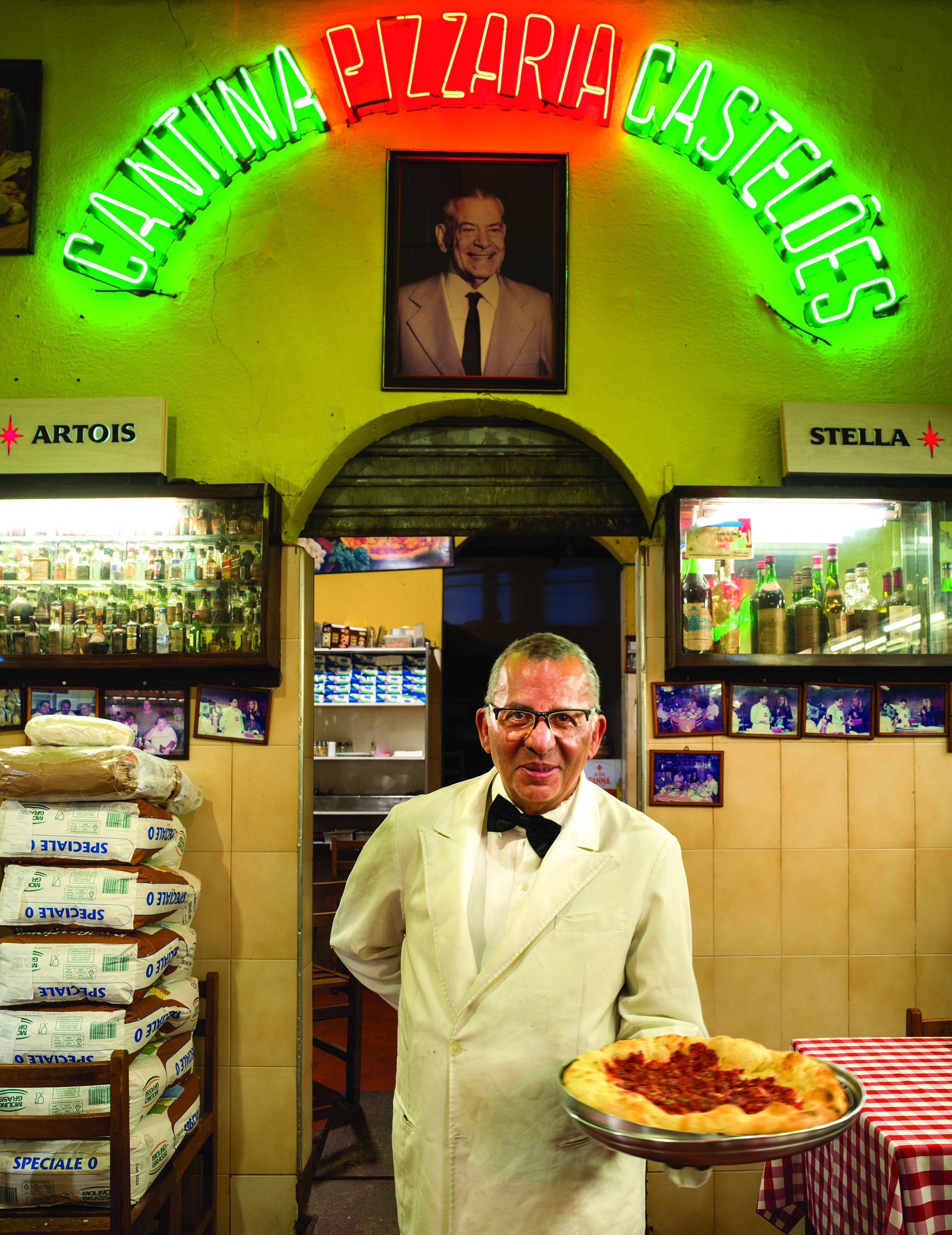 Homem segurando pizza e sorrindo