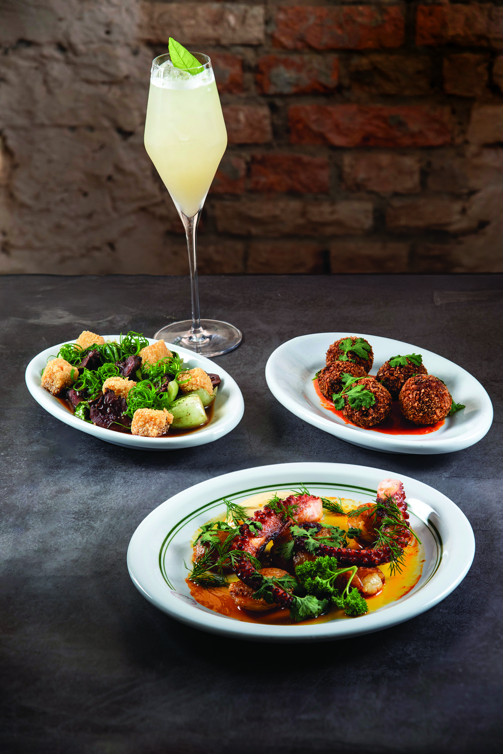 Cora&ccedil;&atilde;o de pato, jus, acelga e polenta frita croquete de joelho de porco e molho piri piri + polvo tostado com p&aacute;prica, batata ao murro e aioli + drinque fado tropical Bar dos Cravos