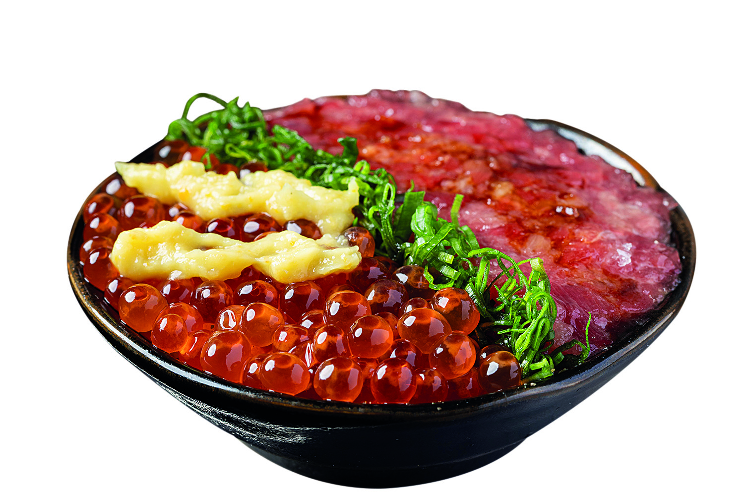 Prato escuro com peixe e ovas de salm&atilde;o