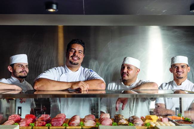 Standing Sushi aposta em degustação em pé ao redor do balcão