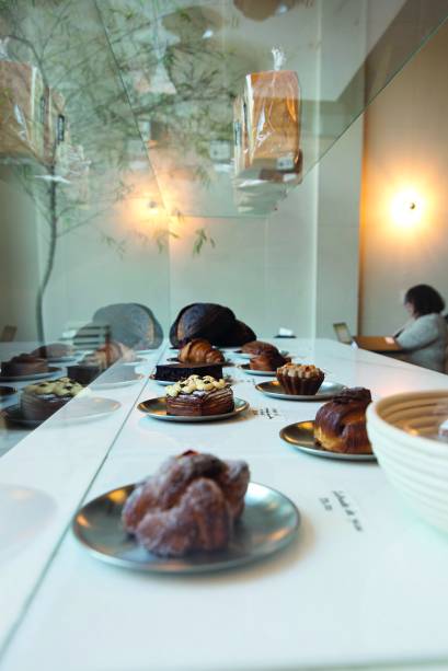 Mirá Padaria Autoral: a vitrine com os itens Mirá Padaria Autoral: a vitrine com os itens