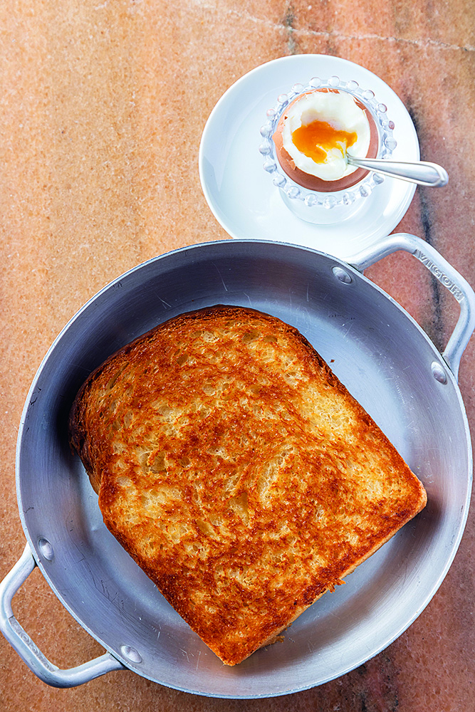 P&atilde;o na panelinha de ferro com ovo ao lado