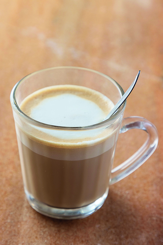 caneca com bebida com leite e espuma e caf&eacute;