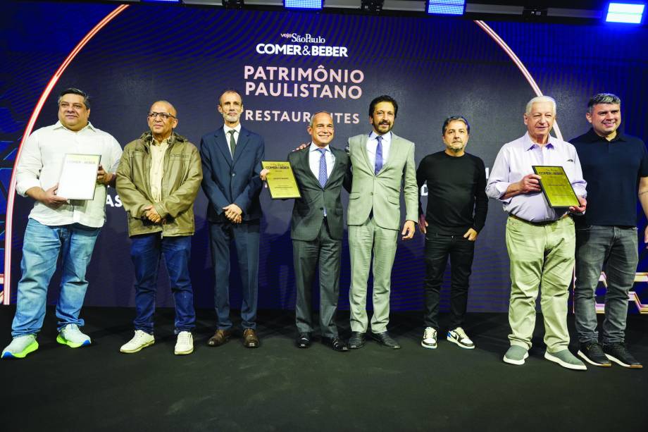 O prefeito Ricardo Nunes com os premiados de Patrim&ocirc;nio Paulistano