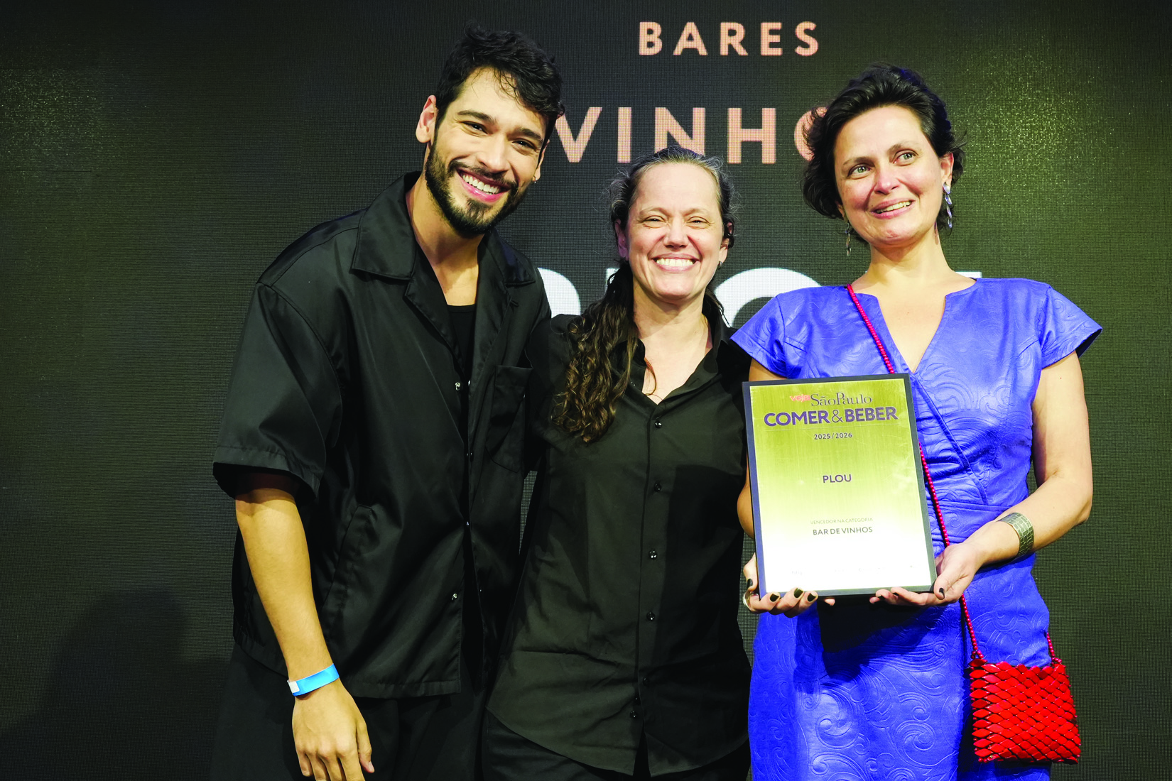 O ator Bruno Fagundes com Kelen Gini e Analu Torres, do bar de vinhos Plou