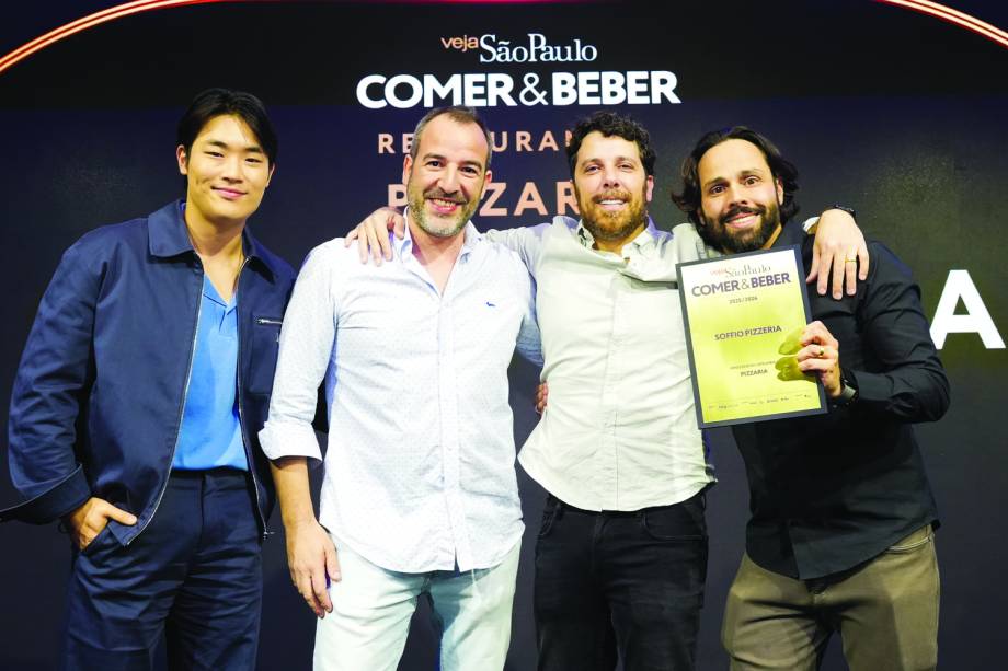 Arthur Paek com o chef Dani Branca e os s&oacute;cios na Soffio Pizzeria