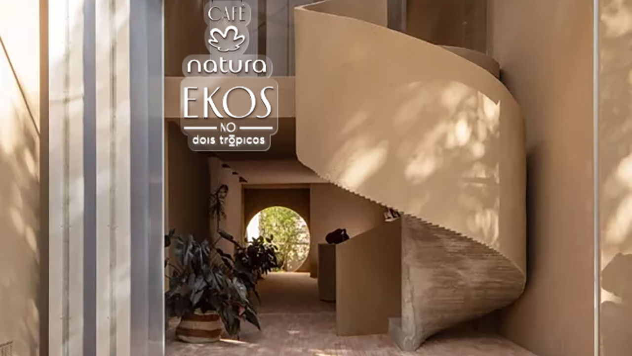 Frente da cafeteria com placa