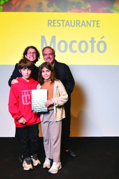 O editor-executivo Arnaldo Loren&ccedil;ato com Adriana Salay, idealizadora do projeto Quebrada Alimentada e esposa de Rodrigo Oliveira, chef do restaurante favorito, Mocot&oacute;, com os filhos, Pedro e Alice