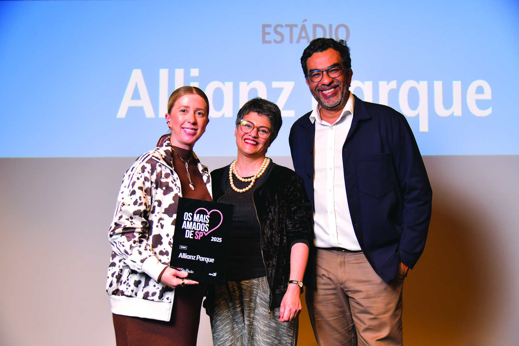Rep&oacute;rter Vanessa Barone (ao centro), com Thais Serra e Marcelo Fraz&atilde;o, do Allianz Parque, o est&aacute;dio favorito