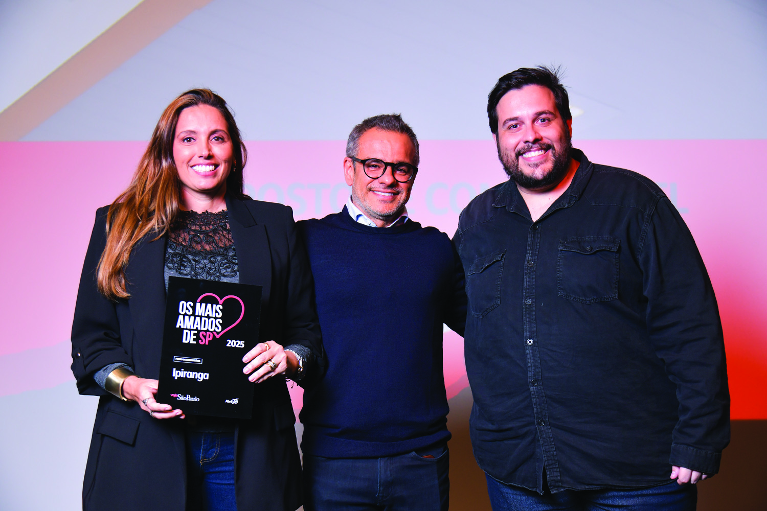 CEO da Editora Abril, Mauricio Lima (ao centro), com Ana Carolina Saldanha e Fl&aacute;vio Barolli, do premiado posto Ipiranga