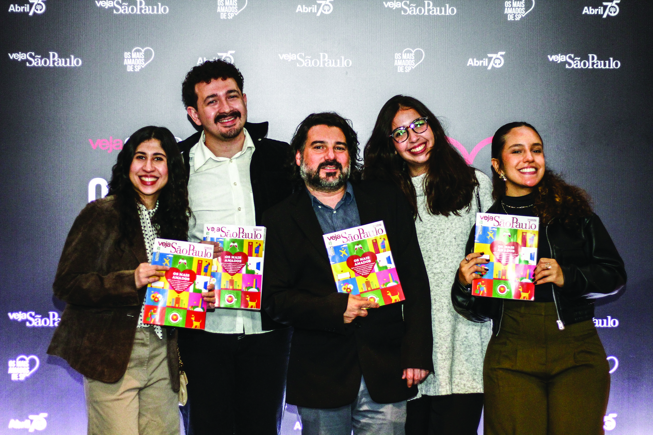 Os rep&oacute;rteres Luana Machado e Mattheus Goto, o editor-s&ecirc;nior Fabio Code&ccedil;o e as estagi&aacute;rias da reda&ccedil;&atilde;o L&iacute;via Uchoa e Mirela Costa