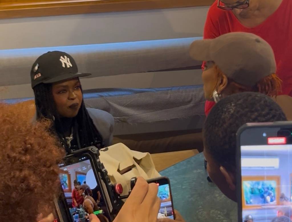 VÍDEO: Lauryn Hill faz surpresa em Pinheiros e encontra Karol Conká