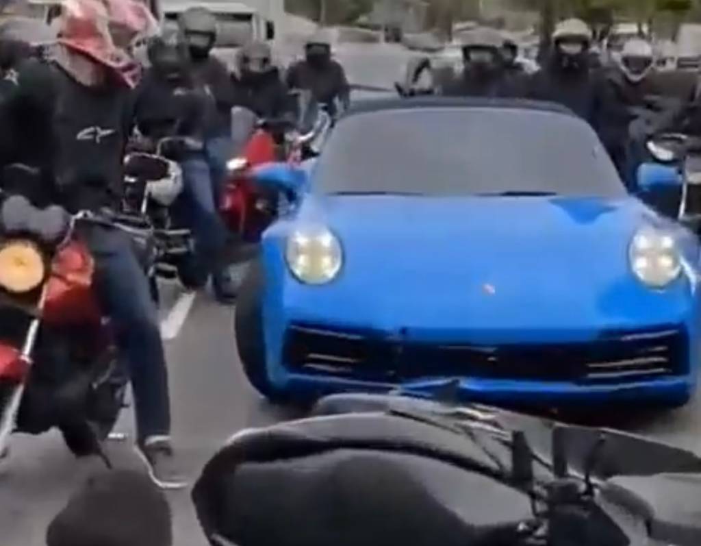 Influenciador em Porsche azul atinge moto e recusa bafômetro em SP