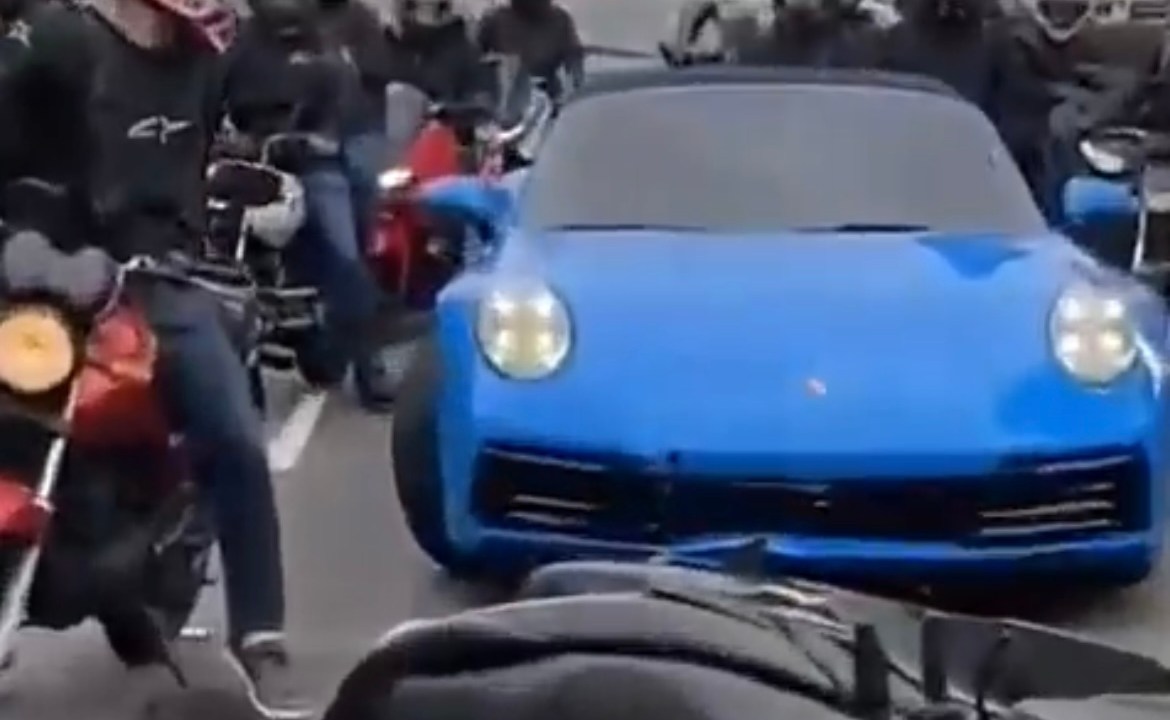 Momento após o acidente foi registrado nas redes sociais: motociclista atingido pela Porche ainda colidiu com outro veículo