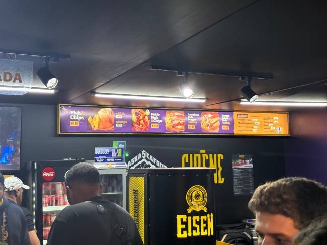 Peixe empanado e batata no Sirene