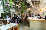 Restaurante com pedras na parede